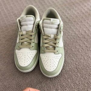 Nike Women's low dunk 8 Olive Aura Sneakers